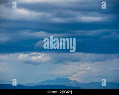 Le nuvole di tempesta si costruiscono nel deserto dell'Arizona durante una stagione attiva dei monsoni estivi portando l'ombra e la pioggia necessarie al clima arroccato Foto Stock