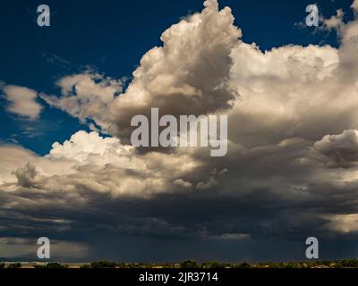 Le nuvole di tempesta si costruiscono nel deserto dell'Arizona durante una stagione attiva dei monsoni estivi portando l'ombra e la pioggia necessarie al clima arroccato Foto Stock