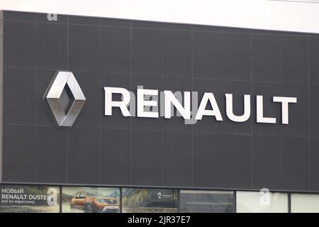 San Pietroburgo, Russia. 21st ago, 2022. Produttore automobilistico francese multinazionale, Groupe Renault Flagship Store visto a San Pietroburgo. I concessionari di automobili ufficiali continuano il loro lavoro nonostante la sospensione di alcune fabbriche in Russia e con problemi nella fornitura di ricambi per auto. Alcune aziende hanno problemi con la fornitura di parti di ricambio per la manutenzione di automobili in garanzia dopo le sanzioni da parte dell'ovest. (Foto di Konstantinov/SOPA Images/Sipa USA) Credit: Sipa USA/Alamy Live News Foto Stock