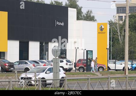 San Pietroburgo, Russia. 21st ago, 2022. Produttore automobilistico francese multinazionale, Groupe Renault Flagship Store visto a San Pietroburgo. I concessionari di automobili ufficiali continuano il loro lavoro nonostante la sospensione di alcune fabbriche in Russia e con problemi nella fornitura di ricambi per auto. Alcune aziende hanno problemi con la fornitura di parti di ricambio per la manutenzione di automobili in garanzia dopo le sanzioni da parte dell'ovest. (Foto di Konstantinov/SOPA Images/Sipa USA) Credit: Sipa USA/Alamy Live News Foto Stock