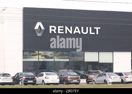 San Pietroburgo, Russia. 21st ago, 2022. Produttore automobilistico francese multinazionale, Groupe Renault Flagship Store visto a San Pietroburgo. I concessionari di automobili ufficiali continuano il loro lavoro nonostante la sospensione di alcune fabbriche in Russia e con problemi nella fornitura di ricambi per auto. Alcune aziende hanno problemi con la fornitura di parti di ricambio per la manutenzione di automobili in garanzia dopo le sanzioni da parte dell'ovest. (Foto di Konstantinov/SOPA Images/Sipa USA) Credit: Sipa USA/Alamy Live News Foto Stock