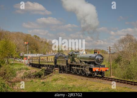 GWR 'Saint' 4-6-0 No. 2999 'Lady of Legend' parte dalla stazione di Highley sulla Severn Valley Railway, Worcestershire Foto Stock