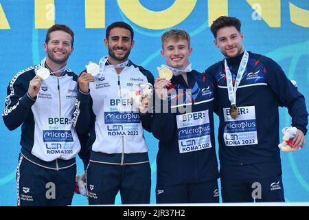 Roma, . 21st ago, 2022. Lorenzo Marsaglia, Giovanni Tocci (Ita) medaglia d'argento, Antony Harding, Jack Laugher (GBR) medaglia d'oro sincronizzata 3m trampolino sincronizzato 3m trampolino durante i Campionati europei di nuoto Roma 2022. Roma 21st Agosto 2022 Photographer01 Credit: Agenzia indipendente per le foto/Alamy Live News Foto Stock