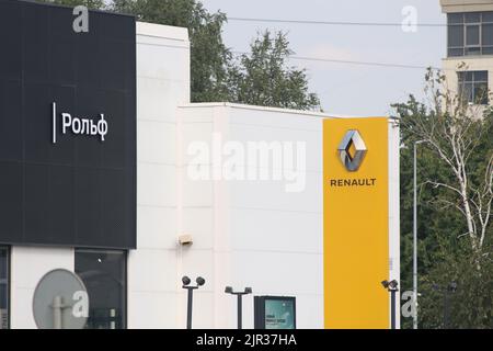 San Pietroburgo, Russia. 21st ago, 2022. Produttore automobilistico francese multinazionale, Groupe Renault Flagship Store visto a San Pietroburgo. I concessionari di automobili ufficiali continuano il loro lavoro nonostante la sospensione di alcune fabbriche in Russia e con problemi nella fornitura di ricambi per auto. Alcune aziende hanno problemi con la fornitura di parti di ricambio per la manutenzione di automobili in garanzia dopo le sanzioni da parte dell'ovest. (Foto di Konstantinov/SOPA Images/Sipa USA) Credit: Sipa USA/Alamy Live News Foto Stock