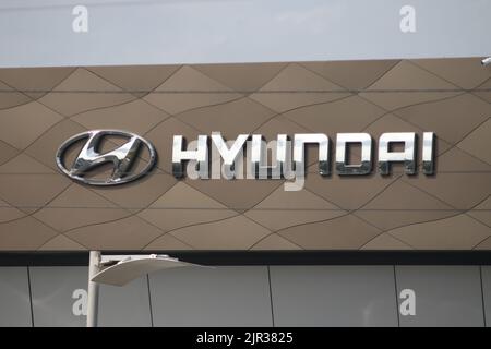 San Pietroburgo, Russia. 21st ago, 2022. Produttore automobilistico multinazionale sudcoreano, Hyundai Motors e comunemente noto come logo Hyundai visto a San Pietroburgo. I concessionari di automobili ufficiali continuano il loro lavoro nonostante la sospensione di alcune fabbriche in Russia e con problemi nella fornitura di ricambi per auto. Alcune aziende hanno problemi con la fornitura di parti di ricambio per la manutenzione di automobili in garanzia dopo le sanzioni da parte dell'ovest. (Credit Image: © Konstantinov/SOPA Images via ZUMA Press wire) Foto Stock