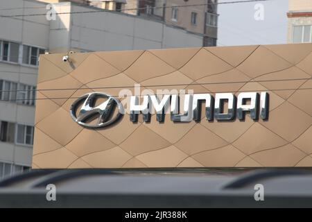 San Pietroburgo, Russia. 21st ago, 2022. Produttore automobilistico multinazionale sudcoreano, Hyundai Motors e comunemente noto come logo Hyundai visto a San Pietroburgo. I concessionari di automobili ufficiali continuano il loro lavoro nonostante la sospensione di alcune fabbriche in Russia e con problemi nella fornitura di ricambi per auto. Alcune aziende hanno problemi con la fornitura di parti di ricambio per la manutenzione di automobili in garanzia dopo le sanzioni da parte dell'ovest. (Credit Image: © Konstantinov/SOPA Images via ZUMA Press wire) Foto Stock