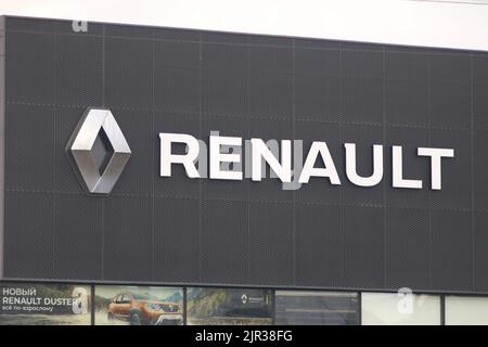 San Pietroburgo, Russia. 21st ago, 2022. Produttore automobilistico francese multinazionale, Groupe Renault Flagship Store visto a San Pietroburgo. I concessionari di automobili ufficiali continuano il loro lavoro nonostante la sospensione di alcune fabbriche in Russia e con problemi nella fornitura di ricambi per auto. Alcune aziende hanno problemi con la fornitura di parti di ricambio per la manutenzione di automobili in garanzia dopo le sanzioni da parte dell'ovest. (Credit Image: © Konstantinov/SOPA Images via ZUMA Press wire) Foto Stock