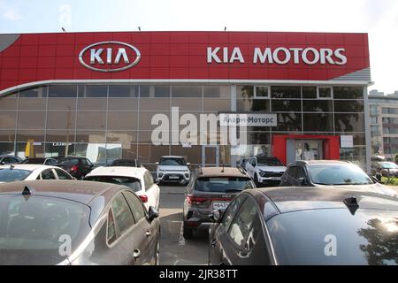 San Pietroburgo, Russia. 21st ago, 2022. Kia Corporation, un'azienda multinazionale sudcoreana che produce automobili, comunemente nota come negozio Kia visto a San Pietroburgo. I concessionari di automobili ufficiali continuano il loro lavoro nonostante la sospensione di alcune fabbriche in Russia e con problemi nella fornitura di ricambi per auto. Alcune aziende hanno problemi con la fornitura di parti di ricambio per la manutenzione di automobili in garanzia dopo le sanzioni da parte dell'ovest. (Credit Image: © Konstantinov/SOPA Images via ZUMA Press wire) Foto Stock