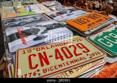 Un primo piano di targhe impilate in un mercato delle pulci a Parigi, Francia Foto Stock