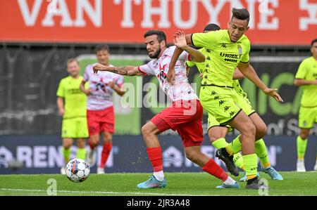 Waregem, Belgio, 21/08/2022, Daniel Ramirez di Essevee e Nadhir Benzouali di Charleroi combattono per la palla durante una partita di calcio tra SV Zulte-Waregem e Sporting Charleroi, domenica 21 agosto 2022 a Waregem, il 5° giorno della prima divisione del campionato belga della 'Jupiler Pro League' 2022-2023. FOTO DI BELGA DAVID CATRY Foto Stock