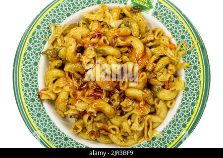 Insalata di maccheroni con peperone rosso, cipolla, sedano, cetriolini e maionese Foto Stock