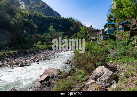 Una bella ripresa del fiume Marshyangdi che scorre nel villaggio di Jagat, Annapurna circuito trekking, Nepal Foto Stock