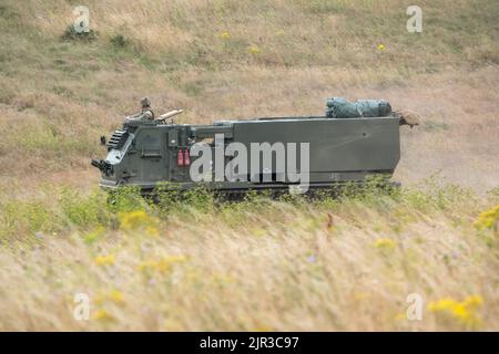 L'esercito britannico ha semovente M270 Multiple Launch Rocket System (MLRS) in azione su un esercizio militare Foto Stock