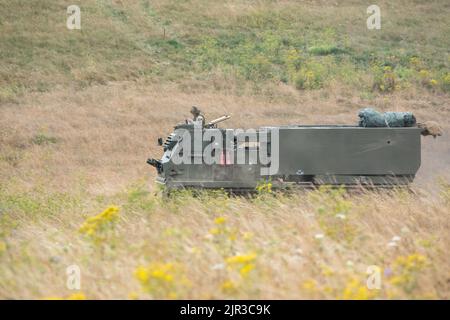 L'esercito britannico ha semovente M270 Multiple Launch Rocket System (MLRS) in azione su un esercizio militare Foto Stock