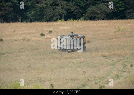 L'esercito britannico ha semovente M270 Multiple Launch Rocket System (MLRS) in azione su un esercizio militare Foto Stock