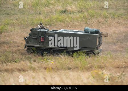 L'esercito britannico ha semovente M270 Multiple Launch Rocket System (MLRS) in azione su un esercizio militare Foto Stock