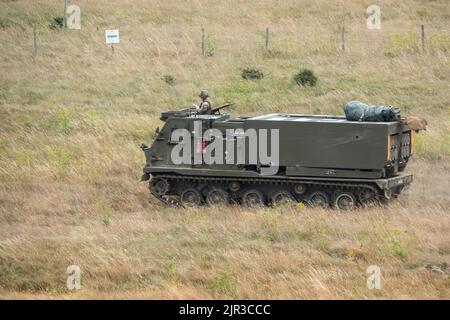 L'esercito britannico ha semovente M270 Multiple Launch Rocket System (MLRS) in azione su un esercizio militare Foto Stock