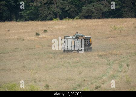 L'esercito britannico ha semovente M270 Multiple Launch Rocket System (MLRS) in azione su un esercizio militare Foto Stock