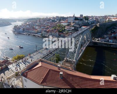 Luis i ponte sul fiume Douro e la città di Porto, Portogallo. La gente cammina lungo il ponte che è anche usato dal treno della metropolitana. Foto Stock