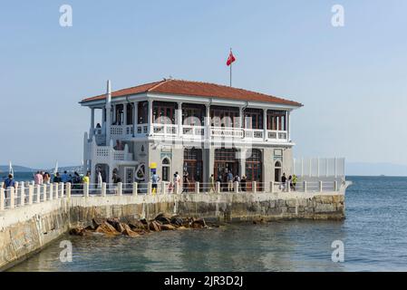 ISTANBUL, TURCHIA - 22 AGOSTO 2022: Vista generale dal molo di Moda a istanbul. Uno dei simboli di Kadıkoy, lo storico Molo Moda costruito 100 anni a. Foto Stock