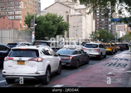 New York, New York, Stati Uniti. 20th ago, 2022. 20 agosto 2022: New York City, USA: Traffico di ore di punta bloccato da un gridlock, costituito principalmente da taxi per livrea TLC, taxi gialli e veicoli privati, sulla 2nd Avenue vicino al Queens Midtown Tunnel a Kips Bay Murray Hill Manhattan. (Credit Image: © Taidgh Barron/ZUMA Press Wire) Foto Stock