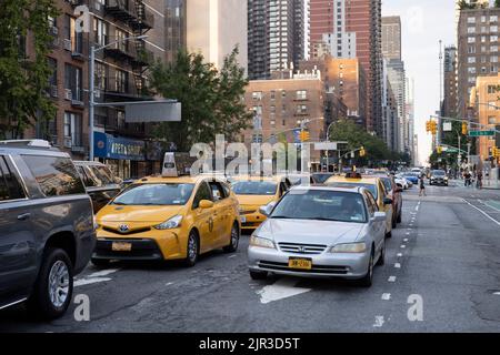 New York, New York, Stati Uniti. 20th ago, 2022. 20 agosto 2022: New York City, USA: Traffico di ore di punta bloccato da un gridlock, costituito principalmente da taxi per livrea TLC, taxi gialli e veicoli privati, sulla 2nd Avenue vicino al Queens Midtown Tunnel a Kips Bay Murray Hill Manhattan. (Credit Image: © Taidgh Barron/ZUMA Press Wire) Foto Stock