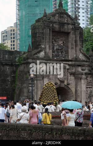 Persone che si radunano all'ingresso esterno di Fort Santiago, Manila, Luzon, Filippine. Foto Stock