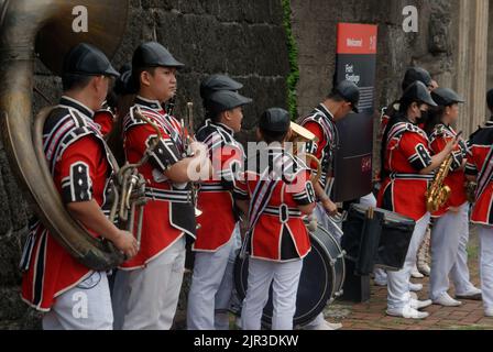 Band in attesa di suonare come parte della processione religiosa, Fort Santiago, Manila, Luzon, Filippine. Foto Stock