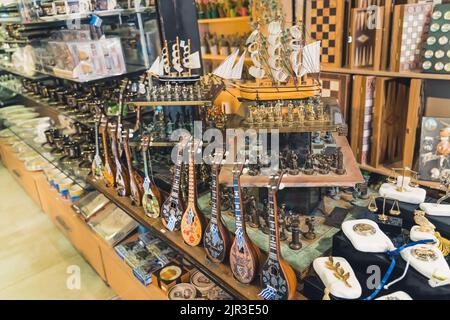 01.15.2021 Thessaloniki, Grecia. Il famoso mercato di Kapani offre non solo per, ma anche vari souvenir per i turisti in viaggio. Navi in legno, mini chitarre sul display. Foto di alta qualità Foto Stock