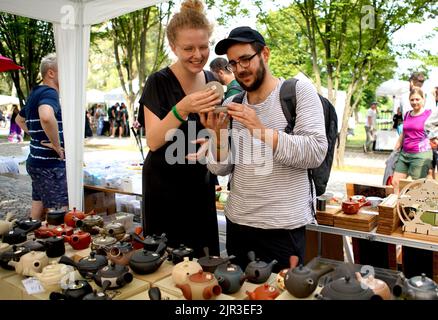 Praga, Repubblica Ceca. 21st ago, 2022. La gente visita uno stand che vende teapots al Cajomir Fest, un festival internazionale del tè, a Praga, nella Repubblica Ceca, il 21 agosto 2022. Credit: Dana Kesnerova/Xinhua/Alamy Live News Foto Stock