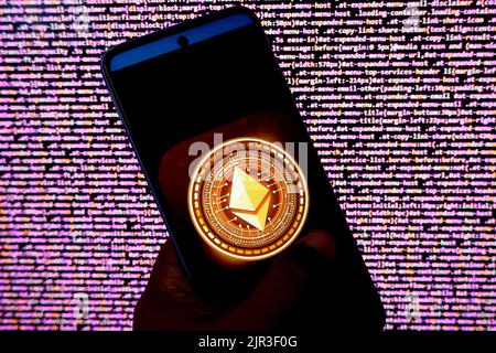 India. 22nd ago, 2022. In questa immagine viene visualizzato un logo Ethereum su uno smartphone android. (Foto di Avishek Das/SOPA Images/Sipa USA) Credit: Sipa USA/Alamy Live News Foto Stock