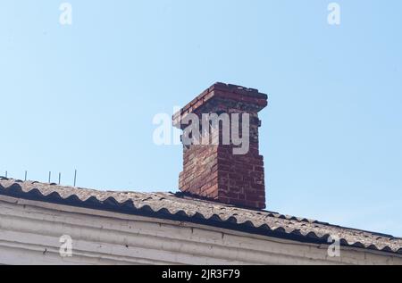 Vecchio tubo di camino di mattoni rossi contro il cielo. Primo piano. Foto Stock