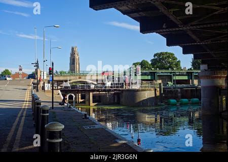 Vista da sotto il grande ponte sul Witham Bank con il ceppo di Boston in lontananza. Foto Stock