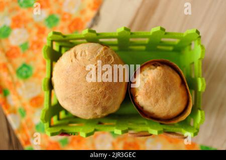 Paska, pane dolce pasquale dell'Europa orientale con vista dall'alto del cesto verde Foto Stock