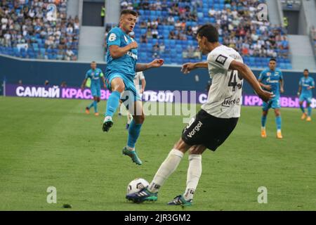 San Pietroburgo, Russia. 21st ago, 2022. Andrey Mostovoy (No.17) di Zenit e Egor Proshkin (No.49) di Torpedo visti in azione durante la partita di calcio della Premier League russa tra Zenit San Pietroburgo e Torpedo Mosca alla Gazprom Arena. Punteggio finale; Zenit 2:0 Torpedo. (Foto di Konstantinov/SOPA Images/Sipa USA) Credit: Sipa USA/Alamy Live News Foto Stock
