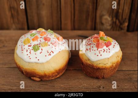 Kulich, pane dolce di lievito di pasqua russo decorato con glassa su sfondo di legno orizzontale Foto Stock