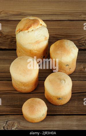 Kulichi, tradizionale torta di pasqua russa su sfondo verticale in legno Foto Stock