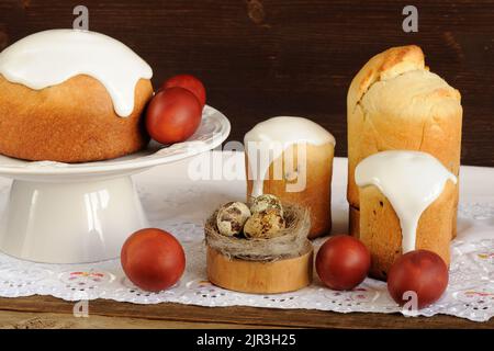 Kulichi, tradizionali dolci di pasqua russi, uova tinte e nido d'uccello su tela bianca orizzontale Foto Stock