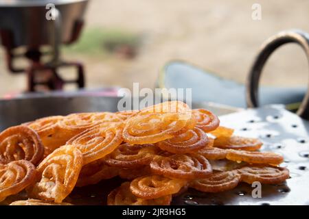 Rasdar Jalebi caldo cucinato fresco anche conosciuto come Jilapi, Jilebi, Jilipi, Zulbia, Jerry, Zalebi, Mushabak Mithai prodotto da Maida fermentata e Besan sommerso Foto Stock