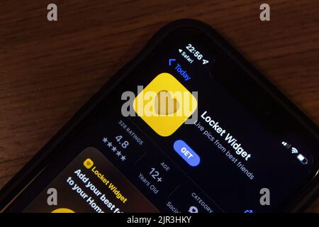 Vancouver, CANADA - Agosto 21 2022 : applicazione locket, un widget che mostra le foto live degli amici dell'utente (di locket Labs, Inc.), in App Store su iPhone. Foto Stock