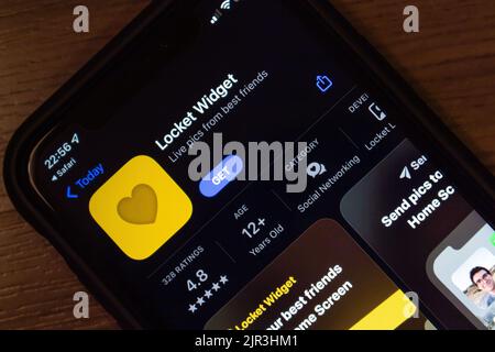 Vancouver, CANADA - Agosto 21 2022 : applicazione locket, un widget che mostra le foto live degli amici dell'utente (di locket Labs, Inc.), in App Store su iPhone. Foto Stock