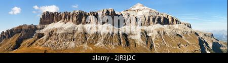 Vista autunnale di Sella Gruppe e Piz boe, Dolomiti montagne, Italia Foto Stock