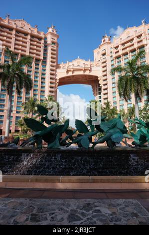 Uno scatto verticale del resort Atlantis Paradise Island alle Bahamas Foto Stock