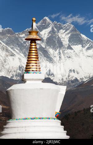 Stupa e Lhotse dal monastero di Tengboche con il bel cielo - strada per il campo base Everest, il parco nazionale Sagarmatha, la valle di Khumbu, Nepal Foto Stock