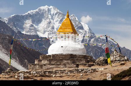 Stupa vicino al villaggio di Dingboche con bandiere di preghiera e i monti Kangtega E Thamserku - modo di montare il campo base Everest - Valle di Khumbu - Nepal Foto Stock