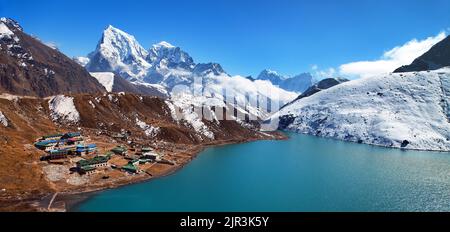 Dudh Pokhari Tso o lago di Gokyo, villaggio di Gokyo, ghiacciaio di Ngozumba, picco di Arakam tse e picco di chola tse da Gokyo Ri - trekking al campo base di Cho Oyu, Khumbu Foto Stock