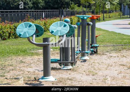 Aria condizionata e attrezzature sportive nel parco pubblico all'aperto. Foto Stock