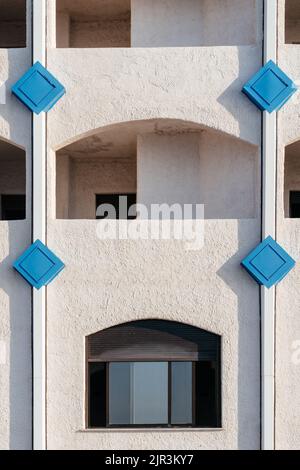 Tipica casa bianca parte facciata in città italiana vicino al mare. Architettura mediterranea del villaggio. Foto Stock