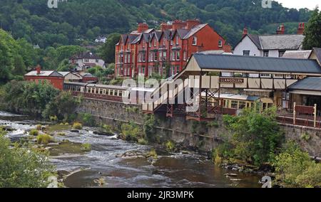 Llangollen ha conservato la stazione ferroviaria, vista attraverso il fiume Dee, Denbighshire, Galles del Nord, Regno Unito, LL20 8SN Foto Stock