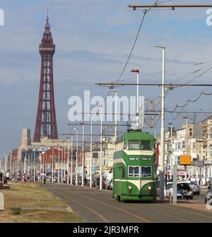 Blackpool Promenade & tower con un 1930s Heritage verde e crema inglese Balloon elettrico tram numero 700, Lancashire mare, Inghilterra, Regno Unito Foto Stock